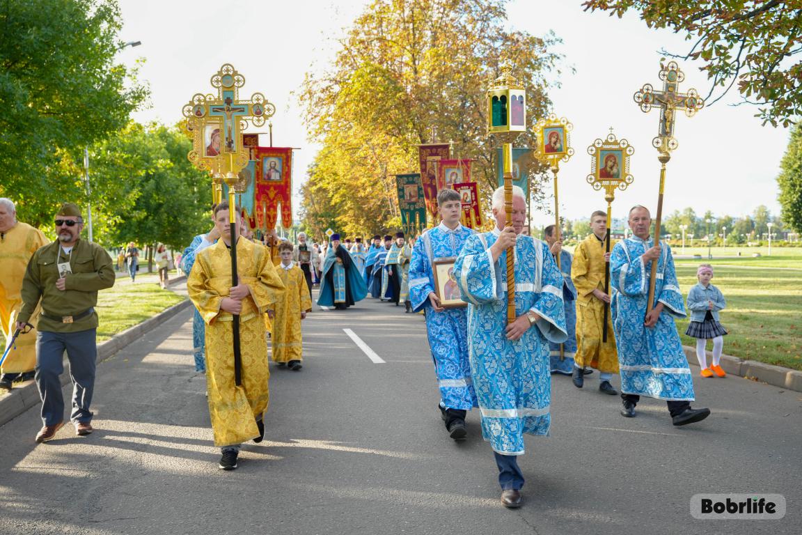 «Дарога да святыняў» в Бобруйске: крестный ход, Благодатный огонь и Молитвенный сад