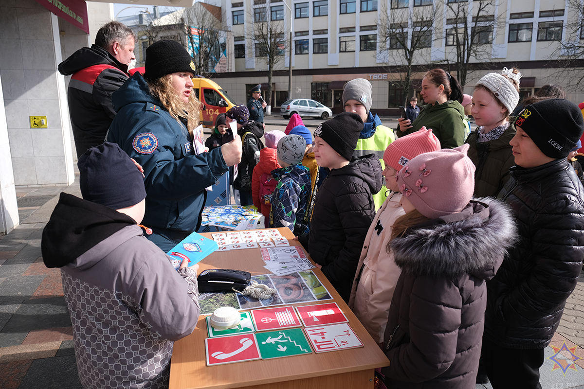 Дети и безопасность: в бобруйском театре показали сказку о главном, а спасатели напомнили, как действовать в экстренных ситуациях