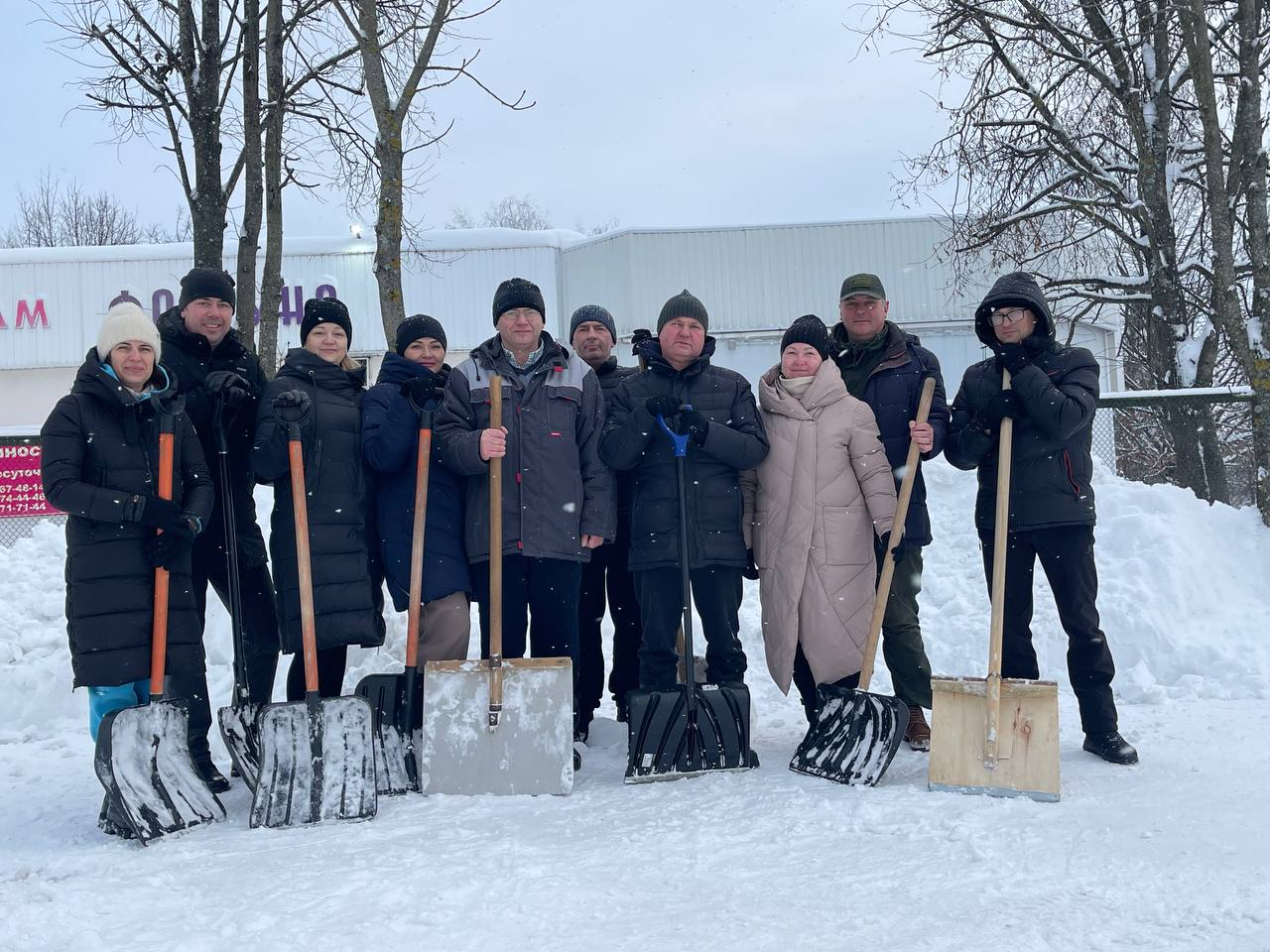 Работники администрации Первомайского района присоединились к уборке снега