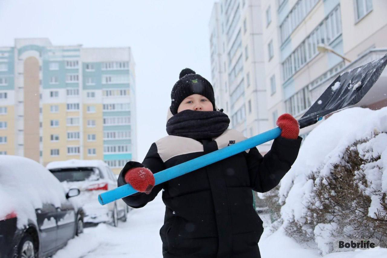 «Чистый двор». Жильцы домов №34 и 38 по проспекту Георгиевскому наводят порядок во дворах