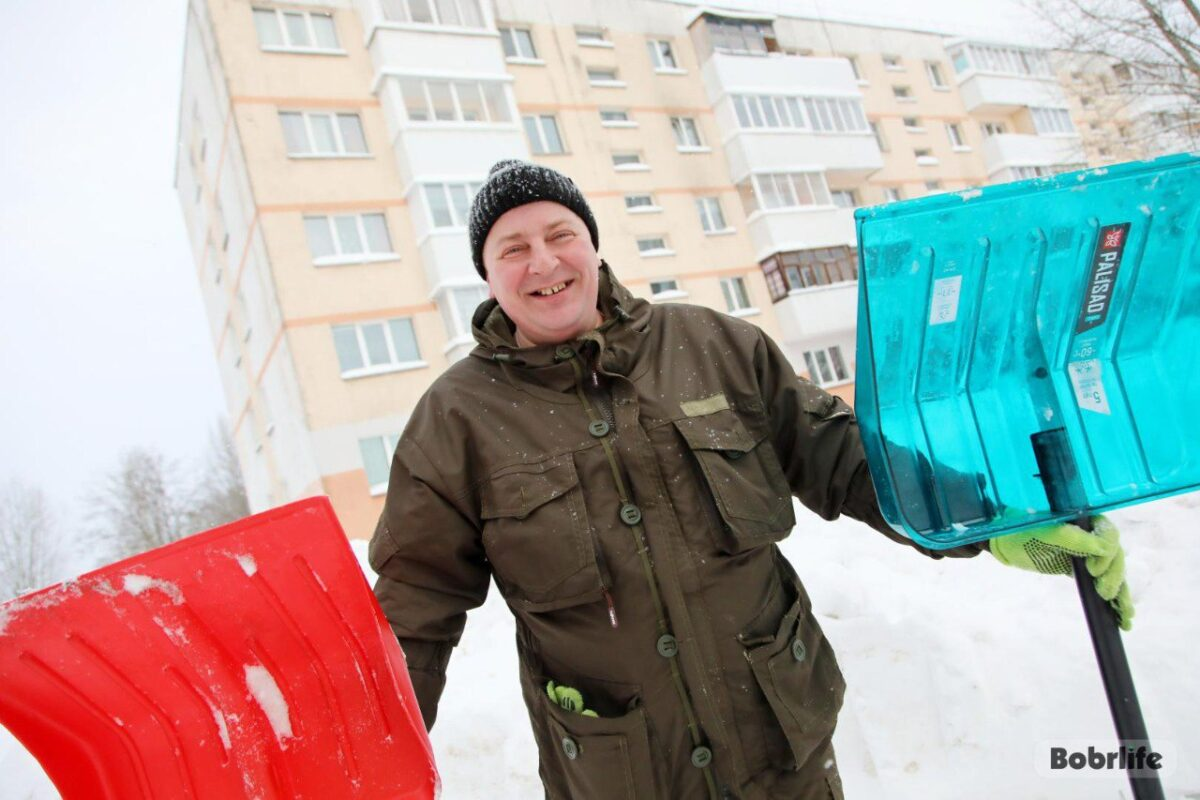 Акция «Чистый двор» в самом разгаре — на Крылова, 9 жильцы вышли на снежный десант
