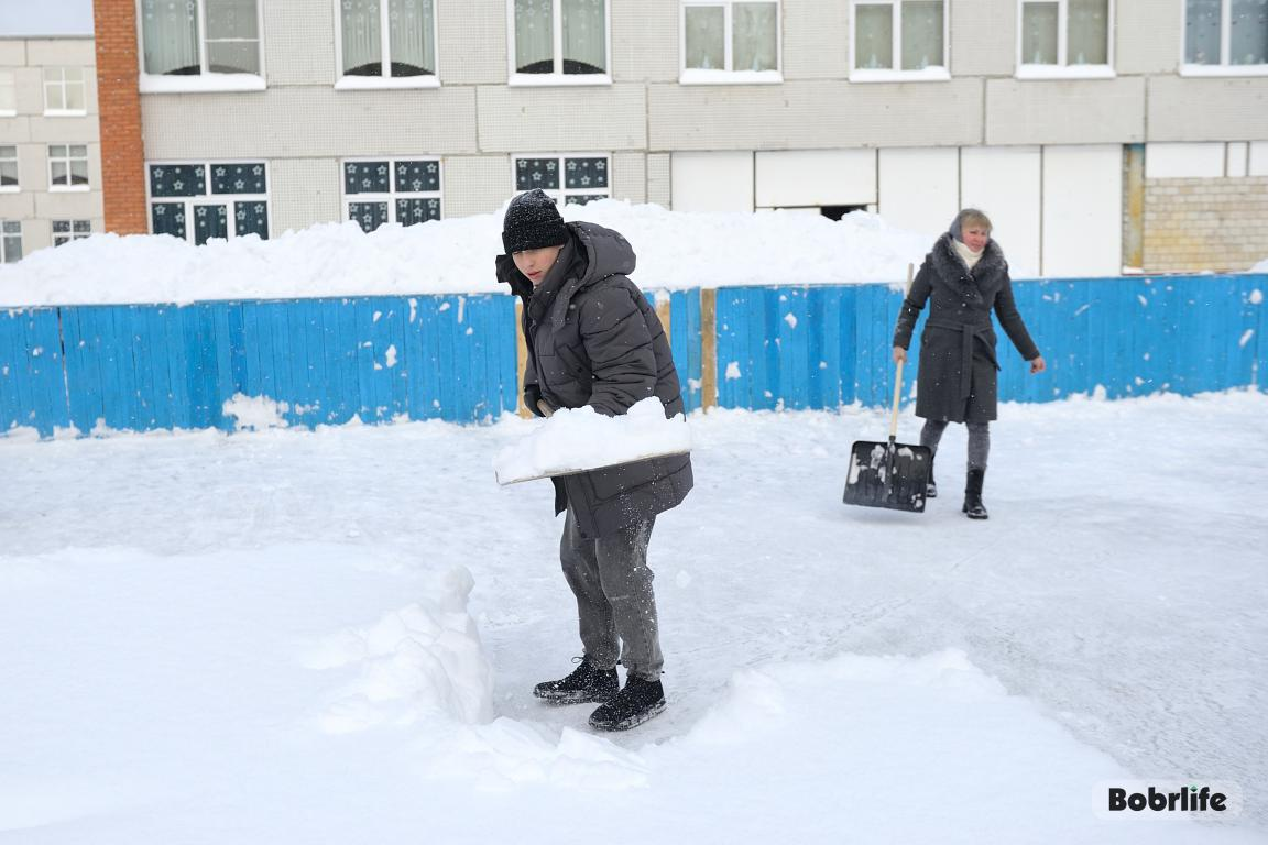 Циклон прошёл, работа кипит! Настоящий урок взаимопомощи и ответственности преподаёт нам коллектив школы №28 Бобруйск