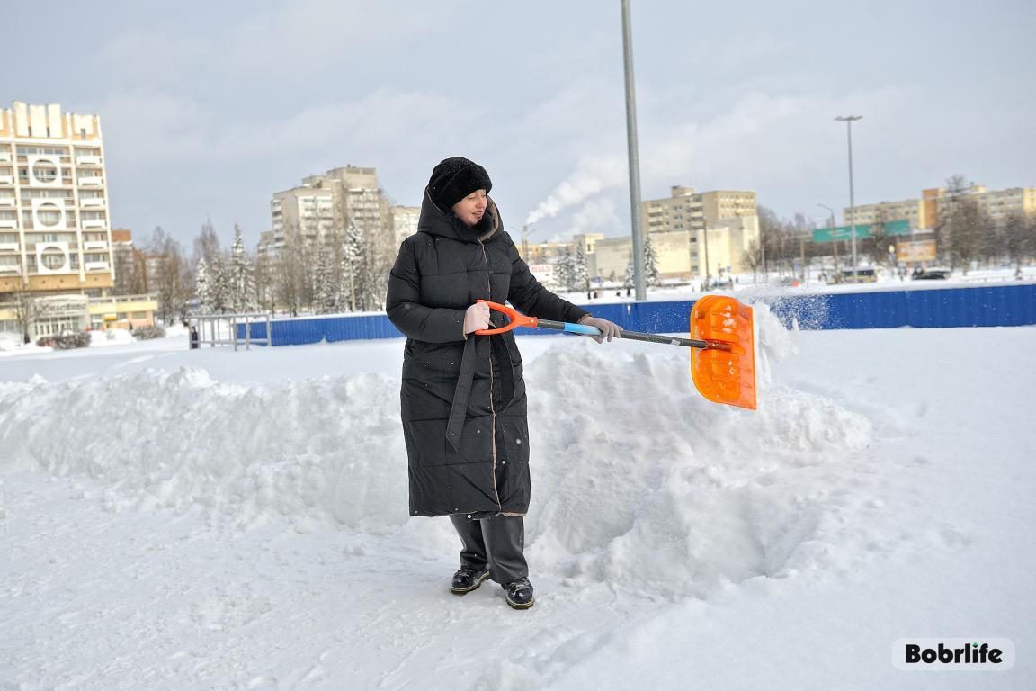 Не ждем, а делаем! Возле здания Дворца искусств убирают последствия циклона «Улли»