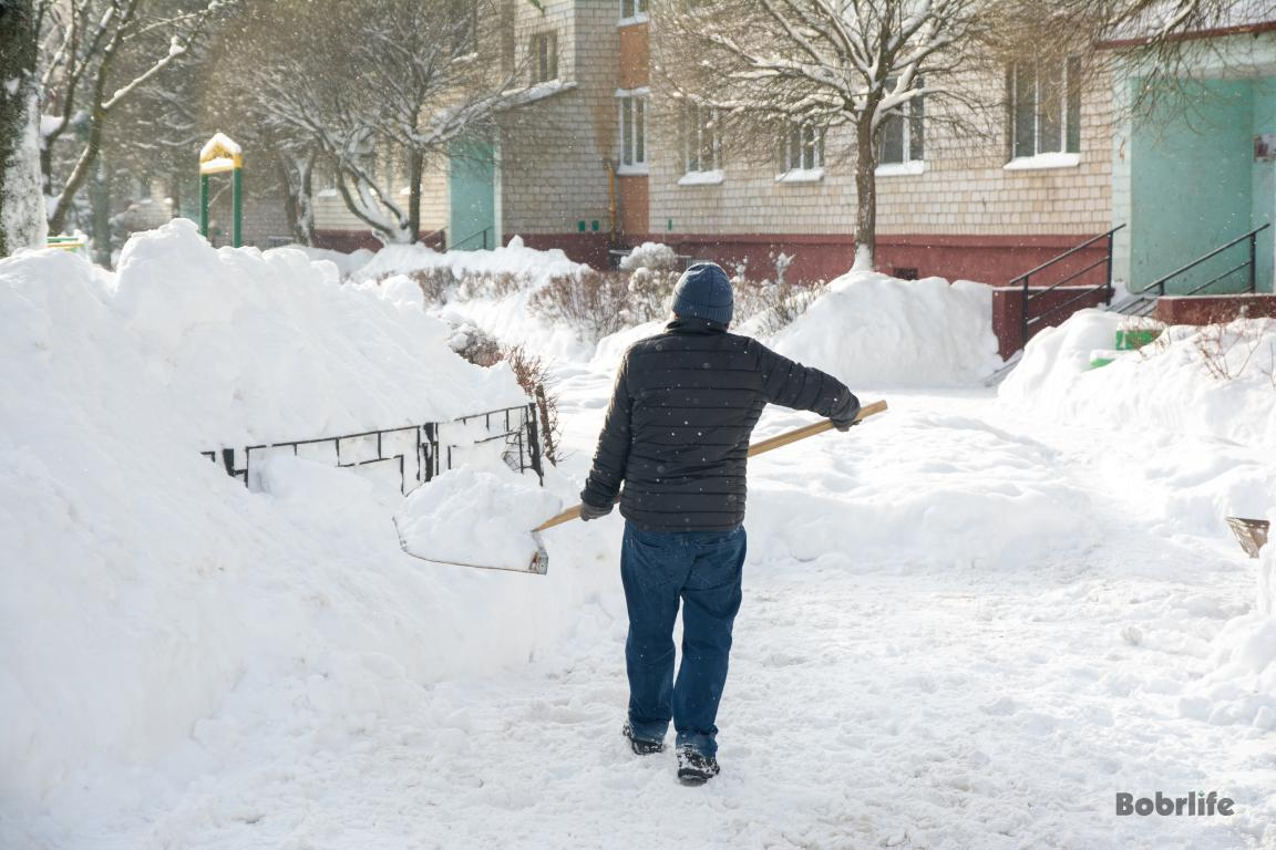 Плечом к плечу. Жильцы дома №78 на улице Октябрьской сплотились в борьбе с последствиями циклона