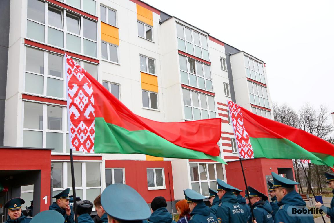 Бабруйскім ратавальнікам уручылі ключы ад арэндных кватэр