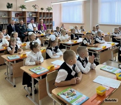 В школах Бобруйска проходят торжественные линейки