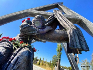 Делегация возложила цветы в память о жителях соженных деревень