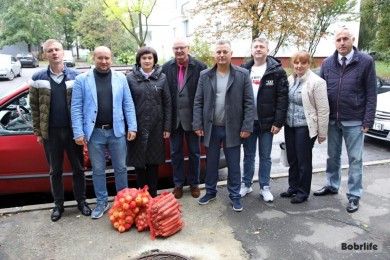 С уважением и заботой. Ветеранам Бобруйска привезли сезонные овощи в подарок