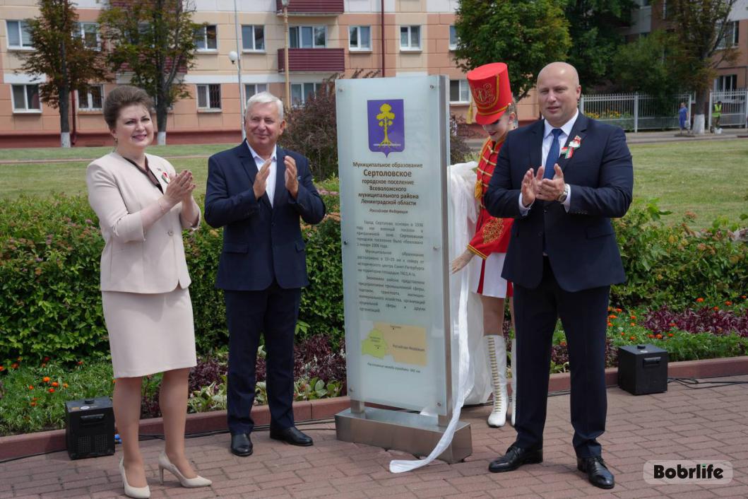 На аллее городов-побратимов торжественно открыли два новых пилона