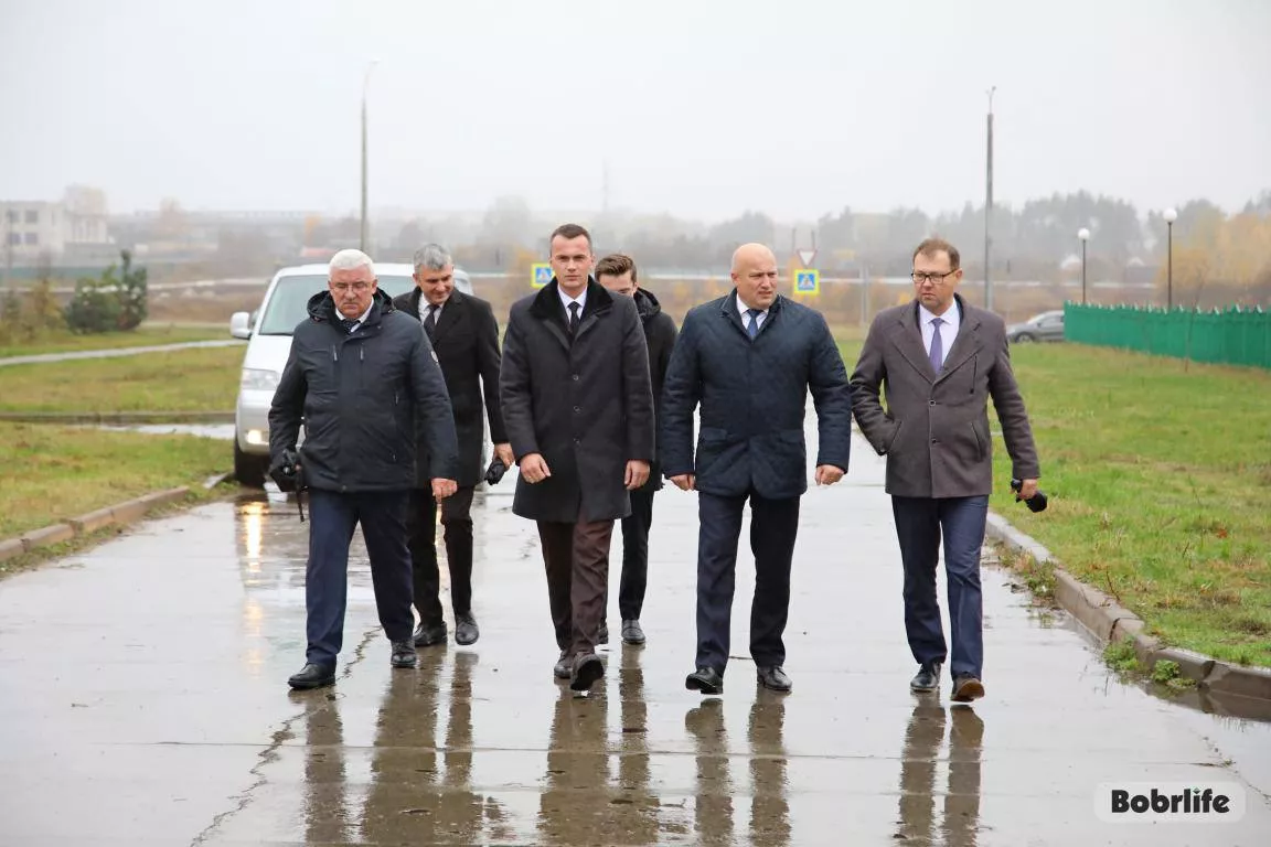 Дорога превратилась в полосу препятствий. Ремонт проблемного участка в Бобруйске запланирован на 2026 год