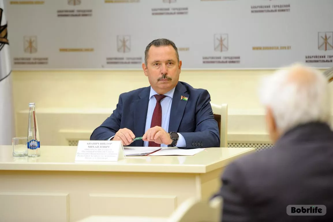 В Бобруйске прием граждан провел член Совета Республики Национального собрания Республики Беларусь от Могилевской области Виктор Ананич