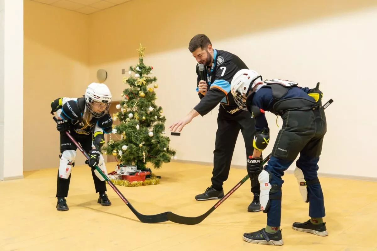 «Урок хоккея с МХЛ». Хоккеисты побывали в одной из школ Бобруйска