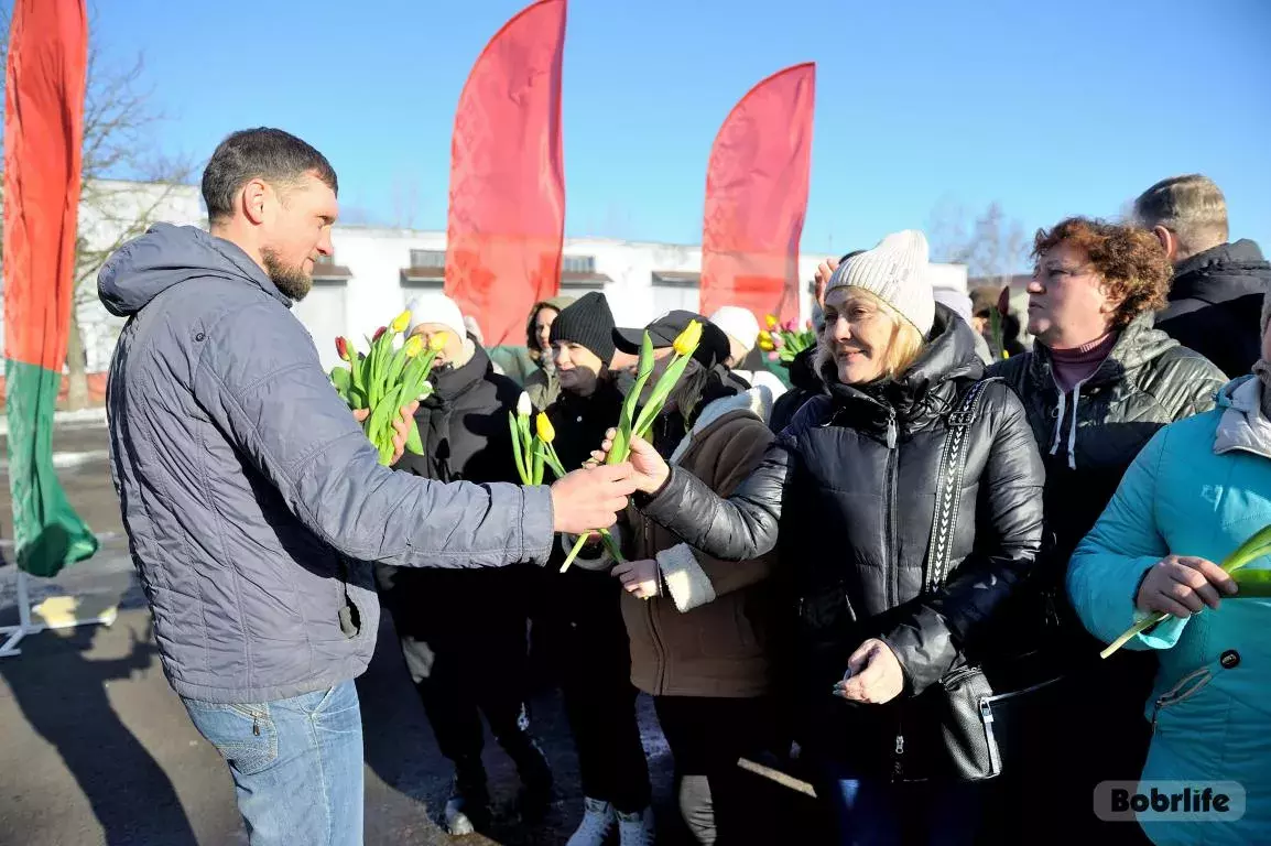 Солнце, песни и цветы. С 8 Марта поздравили работниц дорожно-эксплуатационного предприятия Бобруйска