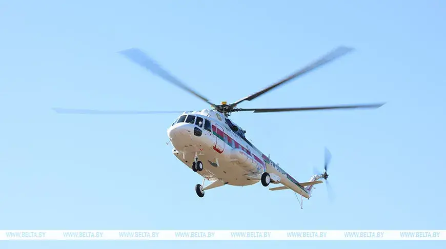 Лукашенко с борта вертолета инспектировал ход посевной в Минской области