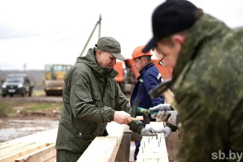 С видом на «большое молоко»: как на субботнике толокой помогали строить профилакторий в Дрибинском районе