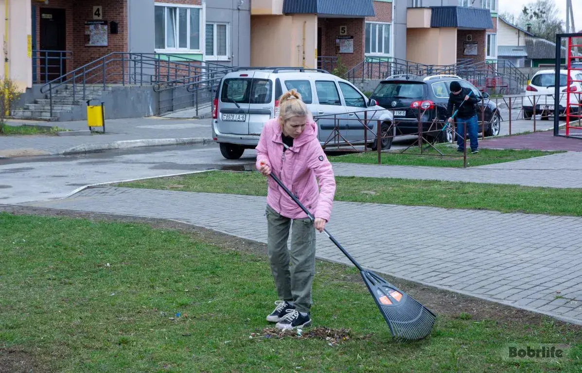 За чистый город. Бобруйчане активно и дружно навели порядок на придомовых территориях во время республиканского субботника