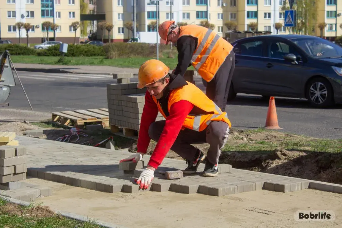 Укладка ровными рядами. На ул. Шмидта в Бобруйске ремонтируют тротуар