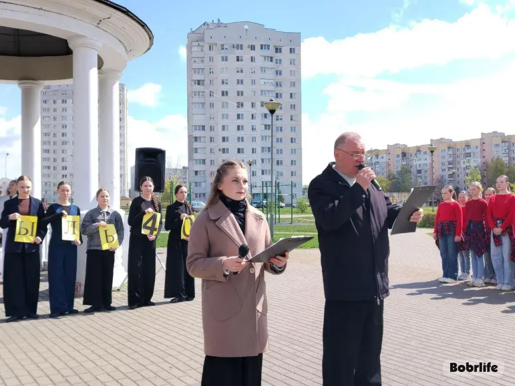 Не гаснет памяти свеча… В Молодежном парке Бобруйска прошел флешмоб, приуроченный к 40-летию со дня аварии на ЧАЭС