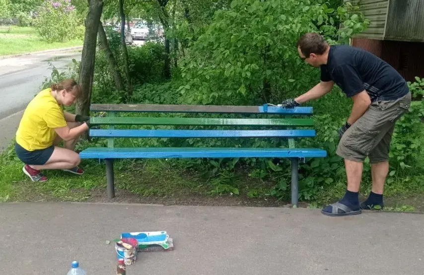 Маленький вклад в благоустройство города. В Бобруйске жители дома 79 на улице Минской провели мини-субботник