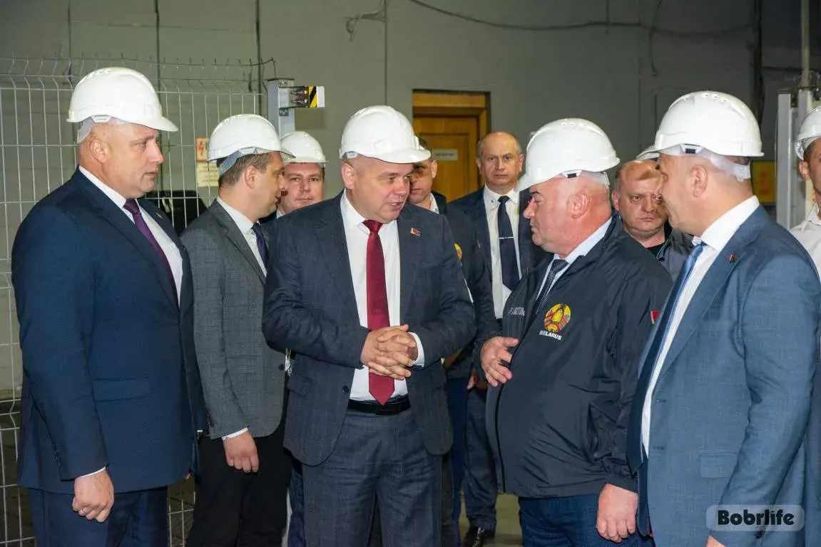 Министр промышленности посетил Бобруйский завод ТДиА: диалог о перспективах производства и потенциале туризма
