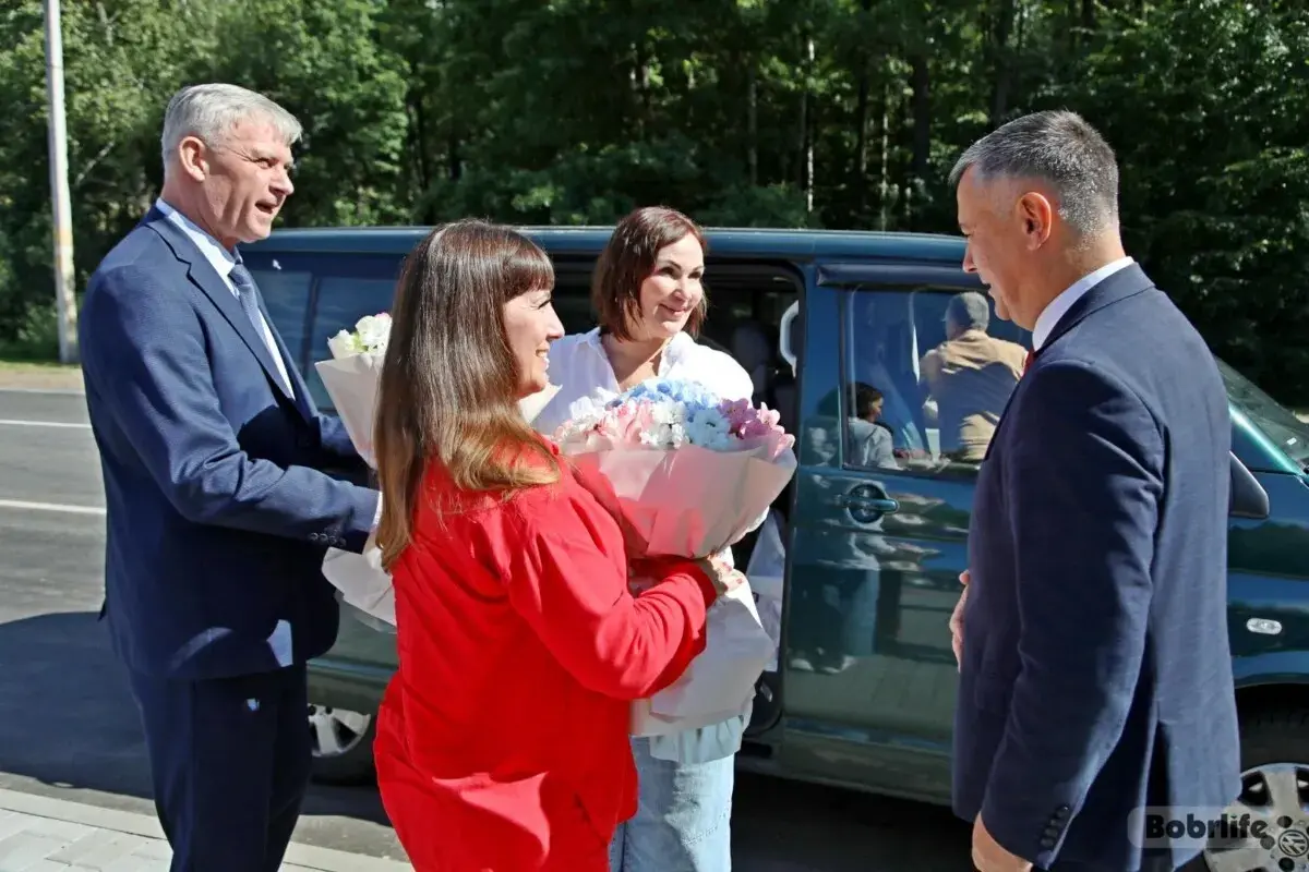 С цветами и в белорусских традициях. В Бобруйске встретили официальную делегацию Колпино