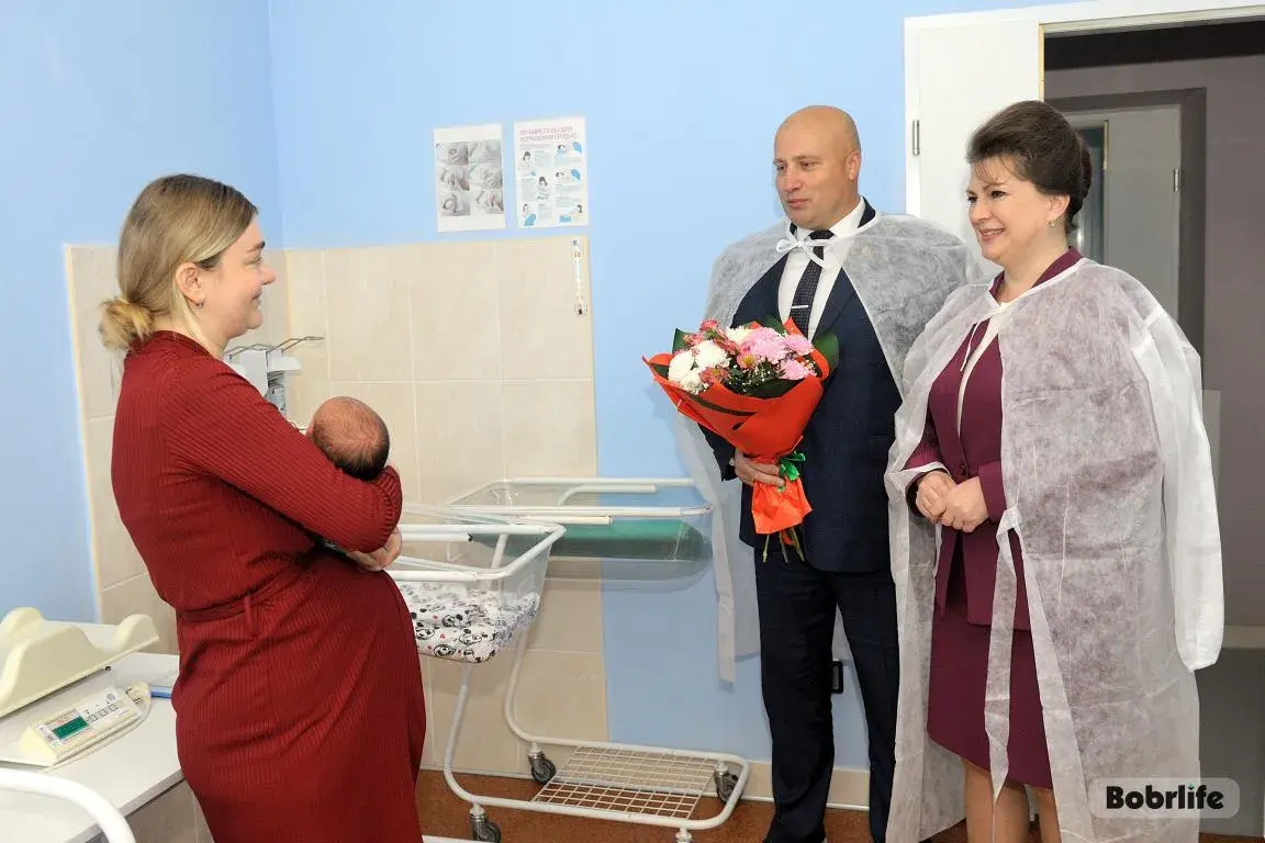 Маленькое чудо. Максим Гурин и Ирина Рынейская поздравили маму девочки, родившейся в День защиты детей
