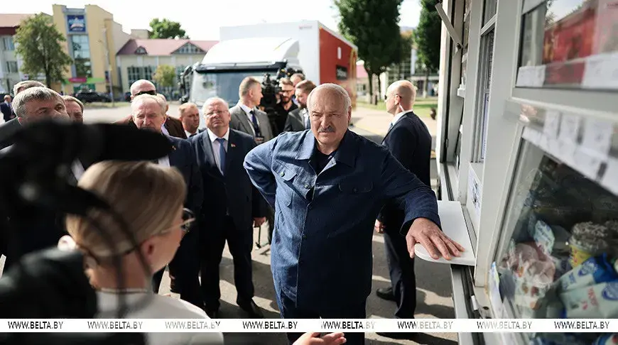 Торговля на селе и перспективы БелОМО. Александр Лукашенко посетил Вилейский район