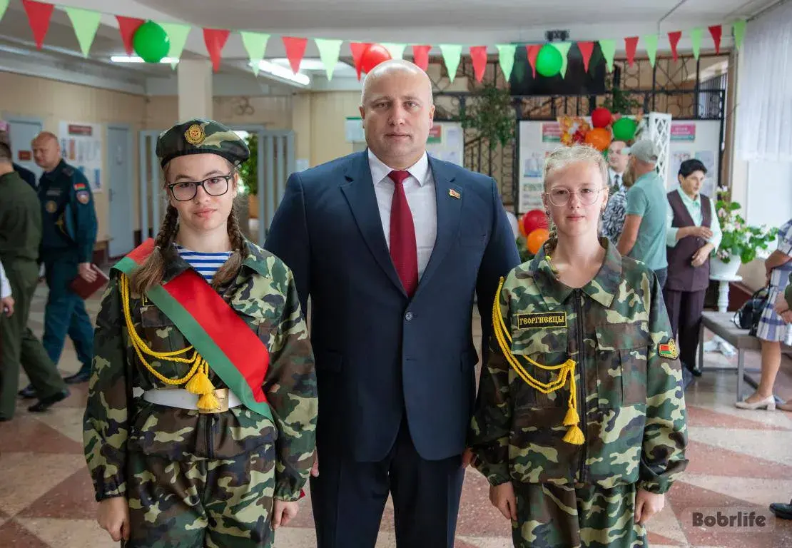 В мир знаний и дружбы. В средней школе №17 прошла торжественная линейка к 1 сентября