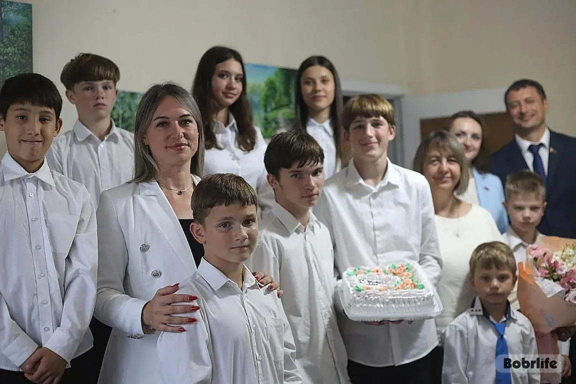 Сладкие подарки в День знаний. Депутаты Бобруйского горсовета поздравили воспитанников дома семейного типа Варичевых