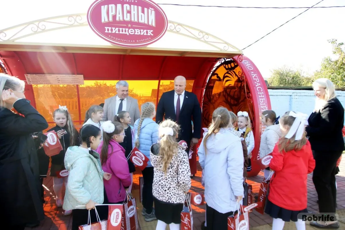 Со вкусом зефира: в Бобруйске появилась яркая брендированная остановка «Красный пищевик»