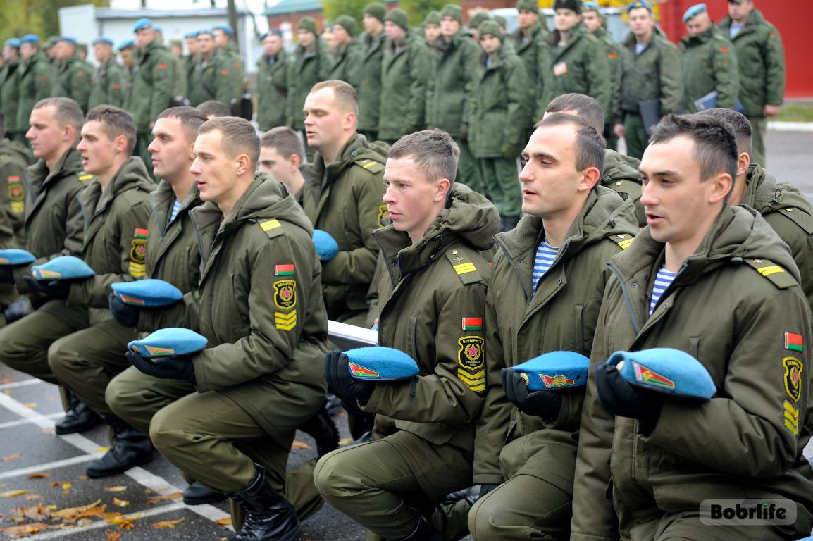 Военнослужащих 92-го реактивного артиллерийского полка торжественно проводили в запас