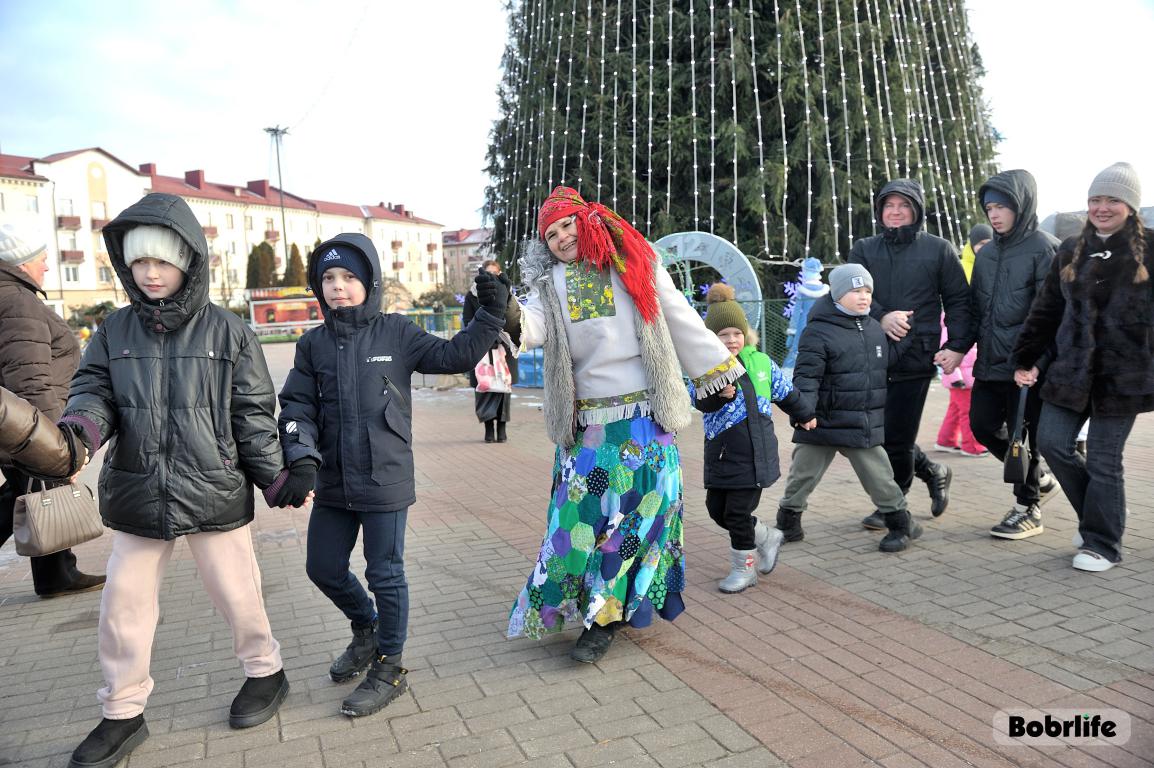 Театрализованное представление для детей «Большой хоровод у елки»